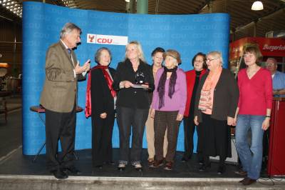 Der erste Moabiter Wecker ging an die ehrenamtlichen Mitarbeiterinnen der Senioren-Begegnungsttte \