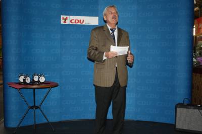 Der Vorsitzende der CDU Moabit, Volker Liepelt, begrt die Gste.