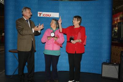 Je einen Wecker erhielten Sedanur Karaca und Ingrid Thorius fr ihr nachbarschaftliches Engagement in der Pritzwalker Strae.