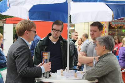 Der Bundestagskandidat fr Mitte, Philipp Lengsfeld, im Gesprch mit Brgern.