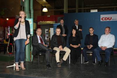 Katharina Hecht moderiert eine Runde mit Moabiter Brgern.