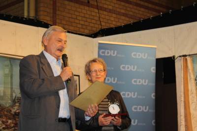 Der Vorsitzende der CDU Moabit, Volker Liepelt, berreichte den ersten Wecker an Astrid Jacobs.