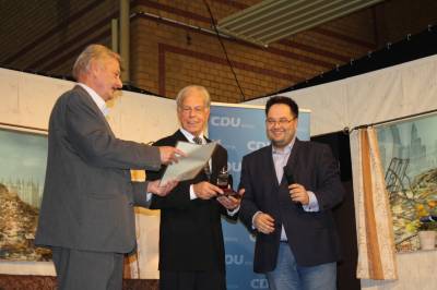 Ein weiterer Wecker ging an Georg-Thomas Englert, berreicht durch den Bezirksverordneten Olaf Lemke.