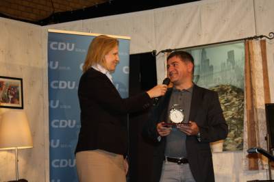 Die Bezirksverordnete Birga Khler berreichte einen Wecker an Grsel Demicran.