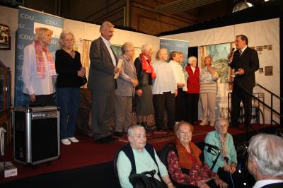 Schlielich erhielt die Senioreninitiative Hans-Ufer 5 mit ihrer Sprecherin Christa Kaes einen Wecker, berreicht durch Thorsten Reschke, den Fraktionsvorsitzenden der CDU in der BVV Mitte.