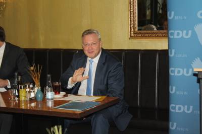 Frank Henkel antwortet auf die Fragen aus dem Publikum.