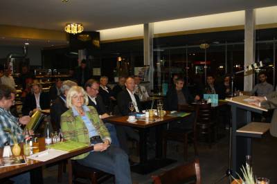 Das Publikum im neuen Caf Cadde, direkt am Moa-Bogen.