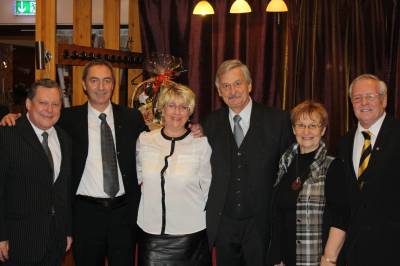 Besinnlichkeit, Frhlichkeit und Politik sind keine Gegenstze:
Alle hier abgebildeten Personen sind sowohl Mitglieder der
CDU Moabit als auch des BCV-Berliner Carnetvalvereins.
v.l.n.r: Uwe Ritter(Schatzmeister der CDU-Moabit), Norbert Huy-Soboll, die diesjhrige Berliner Karnevalsprinzessin Christiane Scholz, Volker Liepelt, Monika Mu und Reinhard Mu, BCV - Ehrenprsident