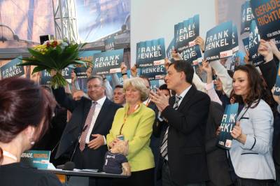 Frank Henkel nimmt die Glckwnsche nach seiner Wahl entgegen; neben ihm Monika Grtters MdB