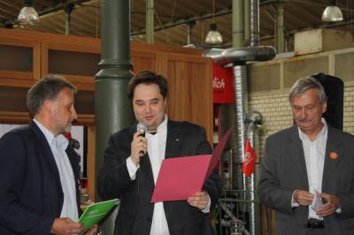 Olaf Lemke, stellvertretender Vorsitzender der CDU Moabit und Kandidat fr die BVV, berreicht den ersten Moabiter Wecker.