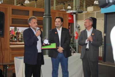 Norbert Thmen, Vertreter der Mietergenossenschaft Unionplatz Tiergarten (MUT), bedankt sich fr den Moabiter Wecker und stellt das Projekt vor.