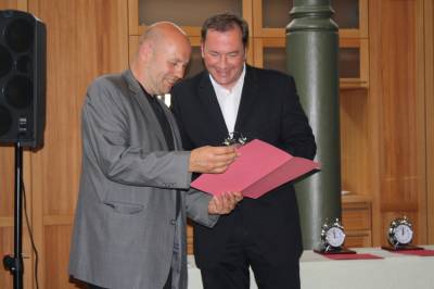 Der zweite Moabiter Wecker wird von Thorsten Reschke, dem CDU-Fraktionsvorsitzenden in der BVV, verliehen.