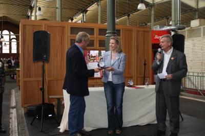 Birga Khler, Beistzerin im Ortsvorstand der CDU Moabit und Kandidatin fr die BVV, berreichte den dritten Moabiter Wecker.