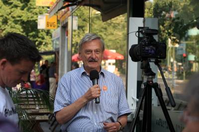 Volker Liepelt auf der Turmstrae bei einem TV-Interview (links: Frank Wolf von \